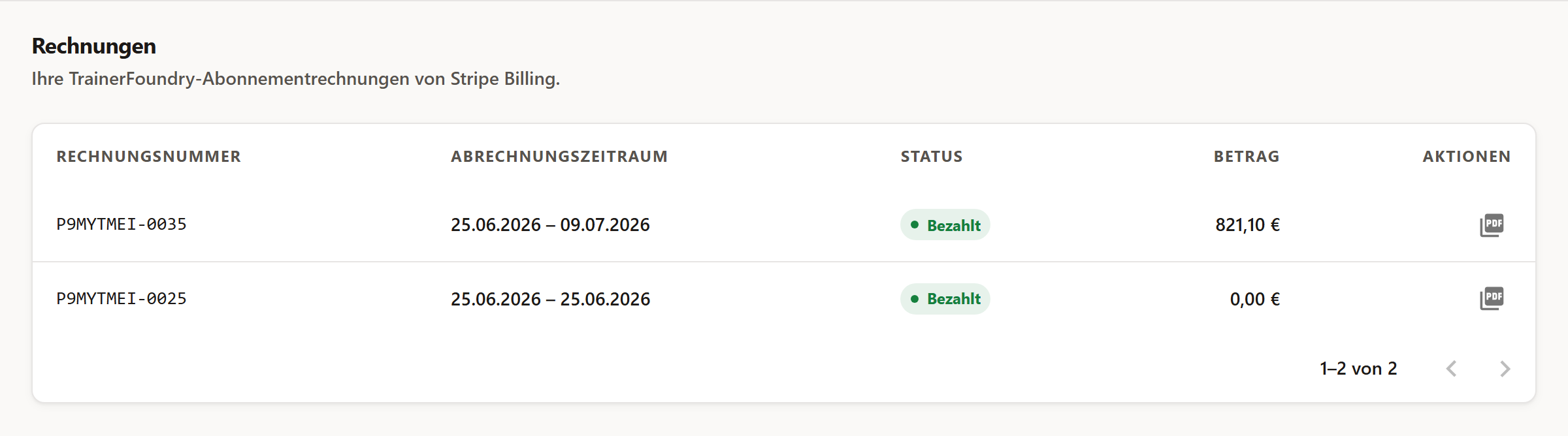 Die Seite „Rechnungen“ mit einer Tabelle aus Rechnungsnummer, Abrechnungszeitraum, Status, Betrag und einem PDF-Symbol je Zeile; zwei Zeilen mit dem Status „Bezahlt“.