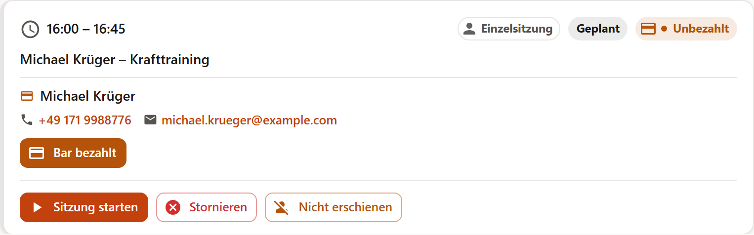 Eine Sitzungskarte mit der Marke „Unbezahlt“, dem markierten Klienten und der Schaltfläche „Bar bezahlt“.
