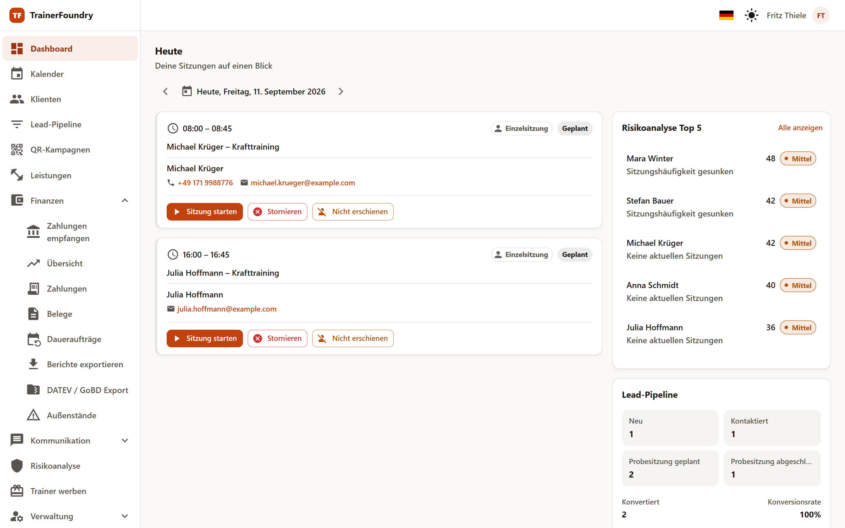 Die App mit aufgeklappter Seitenleiste: Dashboard, Kalender, Klienten, Lead-Pipeline, QR-Kampagnen, Leistungen, die geöffnete Gruppe Finanzen mit ihren sieben Einträgen, dann Kommunikation, Risikoanalyse, Trainer werben und Verwaltung. Oben rechts Sprache, Design und das Profilmenü.