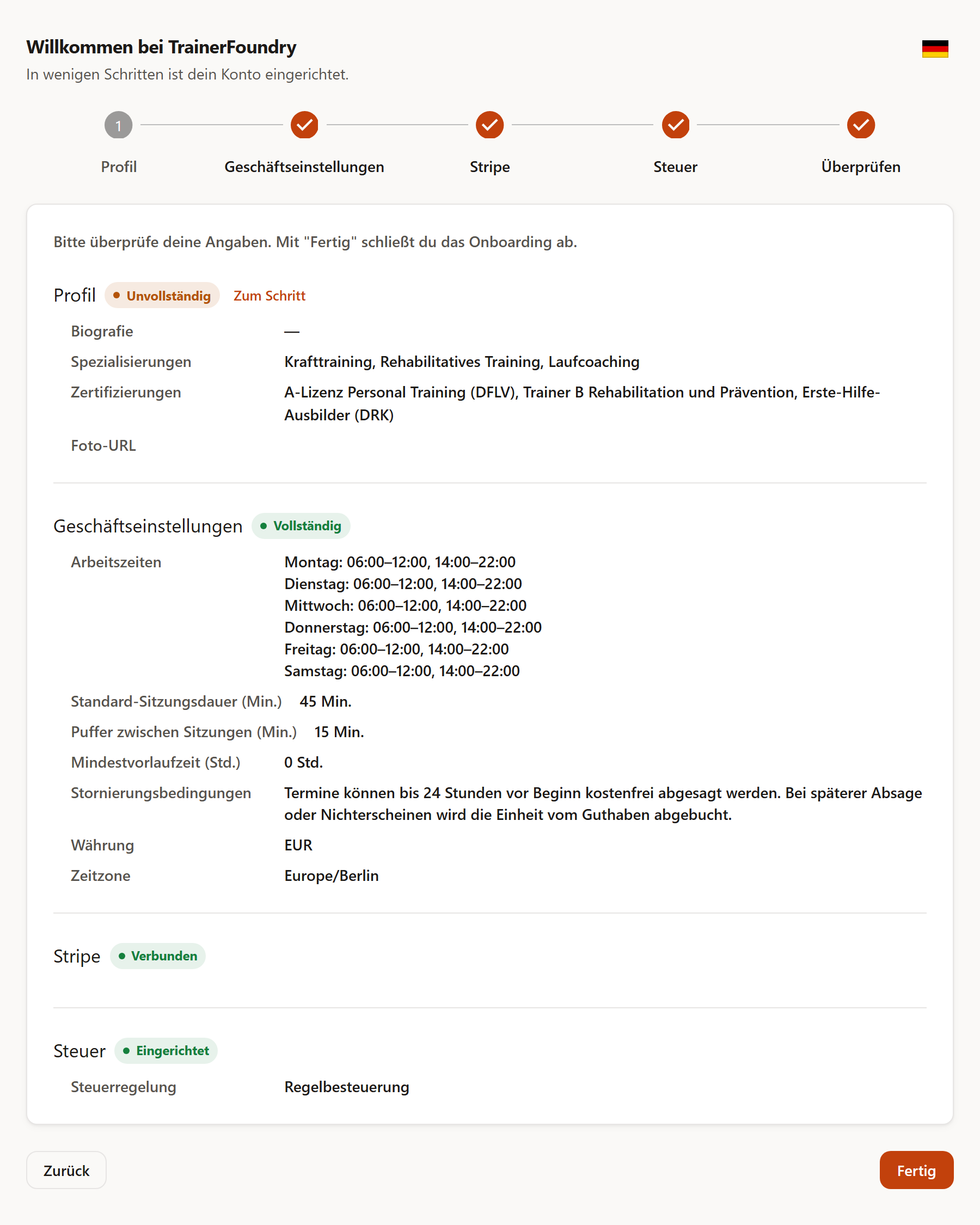 Der Abschlussschritt „Überprüfen“ mit einer Marke für jeden Schritt: Profil „Unvollständig“ mit dem Link „Zum Schritt“ und leerer Biografie, Geschäftseinstellungen „Vollständig“, Stripe „Verbunden“ und Steuer „Eingerichtet“ mit der Steuerregelung Regelbesteuerung, dazu der Knopf Fertig.